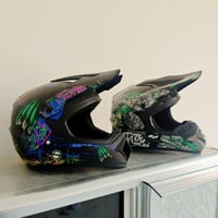 خوذ للبيع مستعملة شي قليل جدا سعر الوحدة ٣٥ شراي اتصل وتدلل 0777425204...