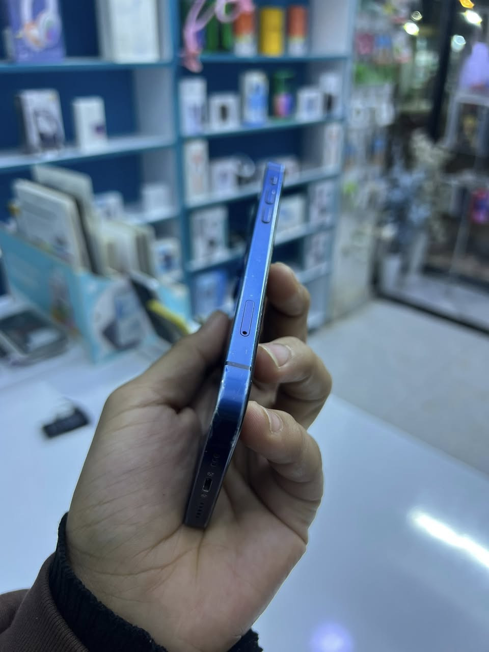 ايفون 12 عادي ب 255
ذاكره 128 مامفتوح بس شاصي مو نضيف
***********
حله ثوره
