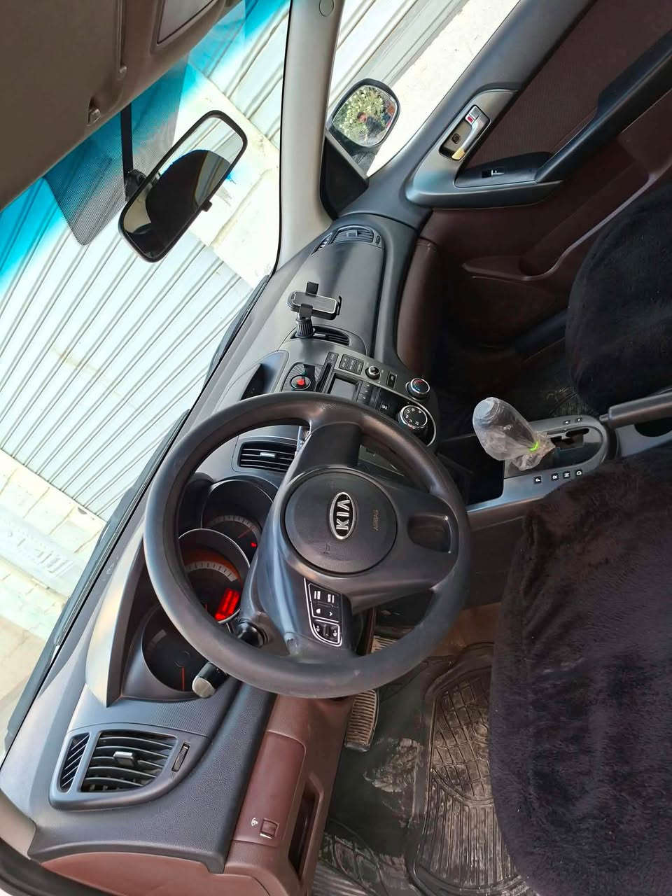 Kia cerato 2010 کیا سیراتۆ
سپی هەیکەی زۆر جوانە 
نیوو بۆنیتی بۆیاغە یەک دوو شختی بچوکی هەیە لە قەدی 
سەنەوی دوو ساڵی ماوە بەسەر چێ
گێر و مەکینە و بەناوکردنی  بە شەرت 
رەقەمی خاوەنی
*********** كويسينجاك, أربيل
