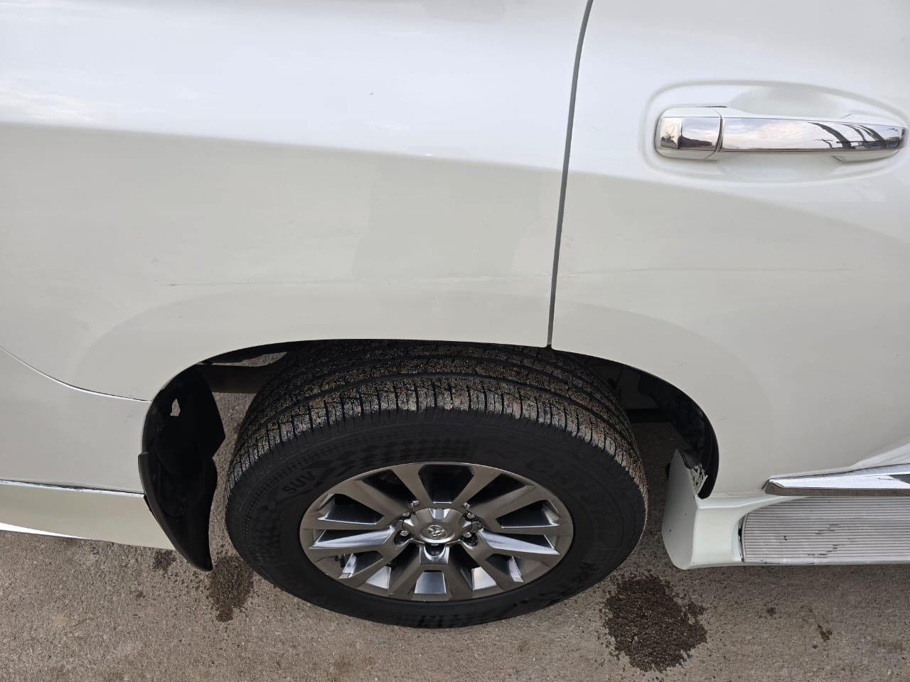 برادو 2018للبيع رقم اربيل بأسمي
جي اكس ار بدون صبغ عدا شخط بين الباب والجاملغ الخلفي تم تصليحه على البارد وتكحيله 
ماشيه 120 
   بصمه عدد 2
 فتحه تغليف جلد  شاشه كبيره  السعر370 وبيها مجال بسيط
السياره  بالعماره الاتصال على الرقم فقط
 ابو علي ***********
