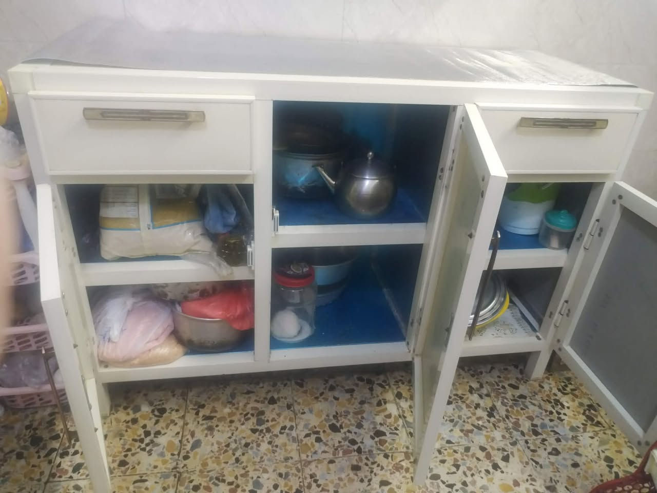 السلام عليكم كاونتر للبيع نضيف ومابيه اي اضرار مكاني بغداد نهاية الشرطة الخامسة السعر ٢٠٠ وبيه مجال بسيط للاستفسار ***********
