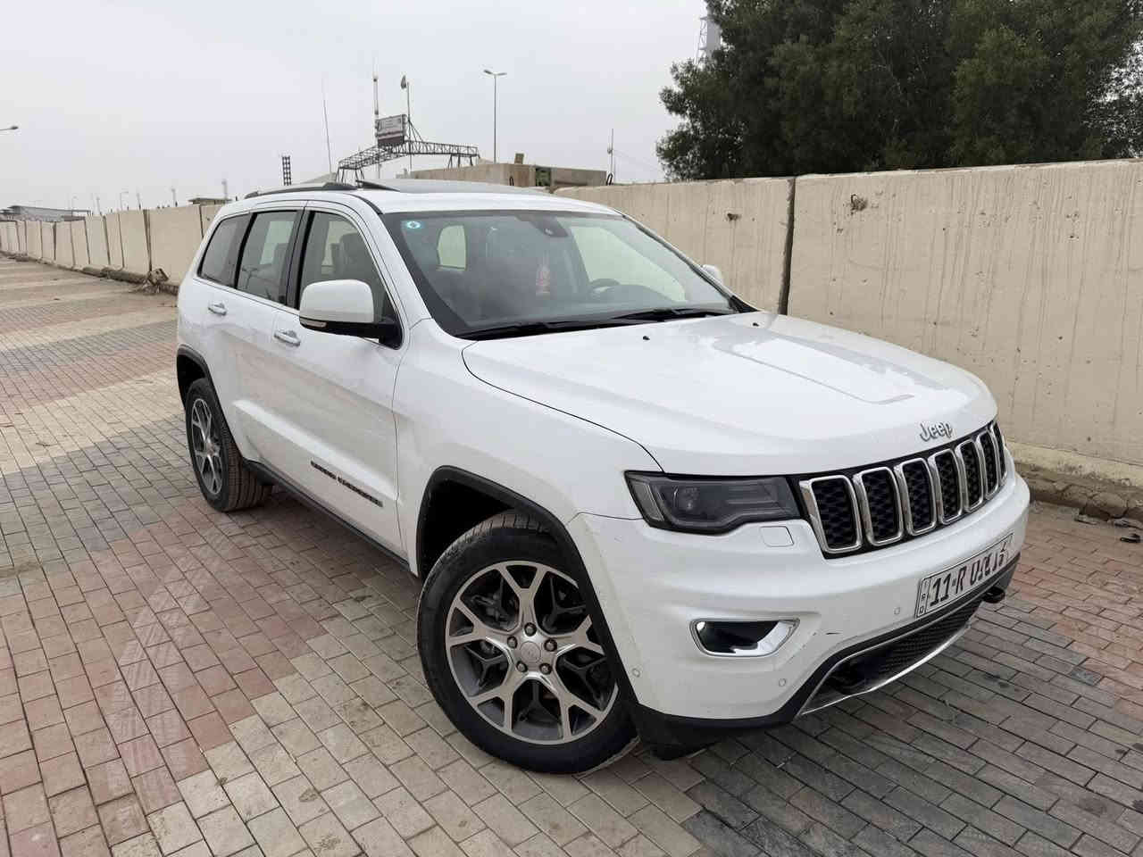 السلام عليكم   ( للبيع فقط )

السعر : 283 وبيه مجال بسيط للشراي يخابرني ويامر امر

جيب كراند شيروكي ( JEEP GRAND CHEROKEE )   

اللون : ابيض 🤍

الفئه : LIMITED PLUS  

موديل: 2019

رقم السياره: بغداد الدولي بسمي شخصيا تحويل اي وقت   

المحرك: 6 سلندر 3600

المسافه المقطوعه : 109 MI

حاله السياره : كفاله من الصبغ ( لاضربه ولاصبغ ولاتبديل ) فقط بارد وبيه سونار وكدامكم بالصور
**********************************************
1- سقف بانوراما 
2-كاميرا خلفيه دواره 
3- شاشه كبيره مع نظام ملاحه نفكيشن GPS
4- رادار خلفي وجانبي 
5- توقف ذاتي عند فتح الباب
6- داخل جلد بيجي بلاد  
7- دخول ذكي بصمه
8- سستم صوت الباين مع سماعات الباين 
9- شفتات استيرن 
10- حساسات خلفيه واماميه
11- المقاعد الاماميه ( حضن ) وكهرباء
12- مرايا متحسسه للاضاء العاليه + نقطه عمياء 
13- المصابيح زنون بلاد ( عالي وناصي )
14- شاشات خلفيه بلاد 
15- مري قلاب + اشاره بالمري + هيتر بالمري
16- المقاعد الاماميه والخلفيه تدفىه وتبريد مع استيرن تدفئه
17- كرسي السائق خزن ميموري ( وضعيات الجلوس )
18- جنطه كهرباء 
19- استيرن كهرباء 
20- دفع رباعي 4*4
***********************************************
*السياره نظيفه وناصبه وكدامكم الصور ومابيه نقص 
* كير تبريد كفاله ع وضع الشركه 
*حداده جديده 
*تخم تاير جديد ودسكات جدد 
*ومابيه كلوب مشتغل بالشاشه

مكان السياره : ذي قار ( ناصريه ***********
واسف ع الاطاله
