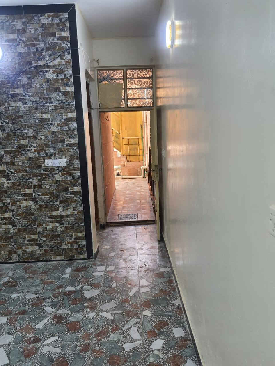 مشمل ارضي للايجار بمساحة 100 متر يحتوي على غرفة نوم واحدة وصالة وهول مفتوح عالمطبخ وصحيات يقع في الدورة ... نهاية شارع الصحة .. الزيتون .. بمبلغ 450,000 دينار لكل شهر
اني مكلف بالنشر فقط
الرجاء الاتصال مع صاحب الدار 
رقم الهاتف 
‎0772 169 6535
