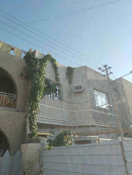 دار للبيع ملك صرف في حي اور منطقة ال600 الموقع مميز
مقابل مدرسة اغادير وروضة السندس الواجهه 8م والنزال 10 
الدار مدخلين يحتوي الطابق الارضي على كراج يتسع لسيارة وحديقة خارجية وحمام خارجي واستقبال ومطبخ وغرفة نوم ومنور وخدمات
و في الطابق الثاني ثلاث غرف نوم وخدمات وبيتونه فيها مخزن صغير للاستفسار الاتصال على الرقم ***********
المنطقة جدا هادئة جميع المدارس قريبه ابتدائية روضة اعدادية متوسطة والخدمات كلها قريبه الدار كونكريت مسلح ارتفاع السقف 3م عالي عن الشارع
