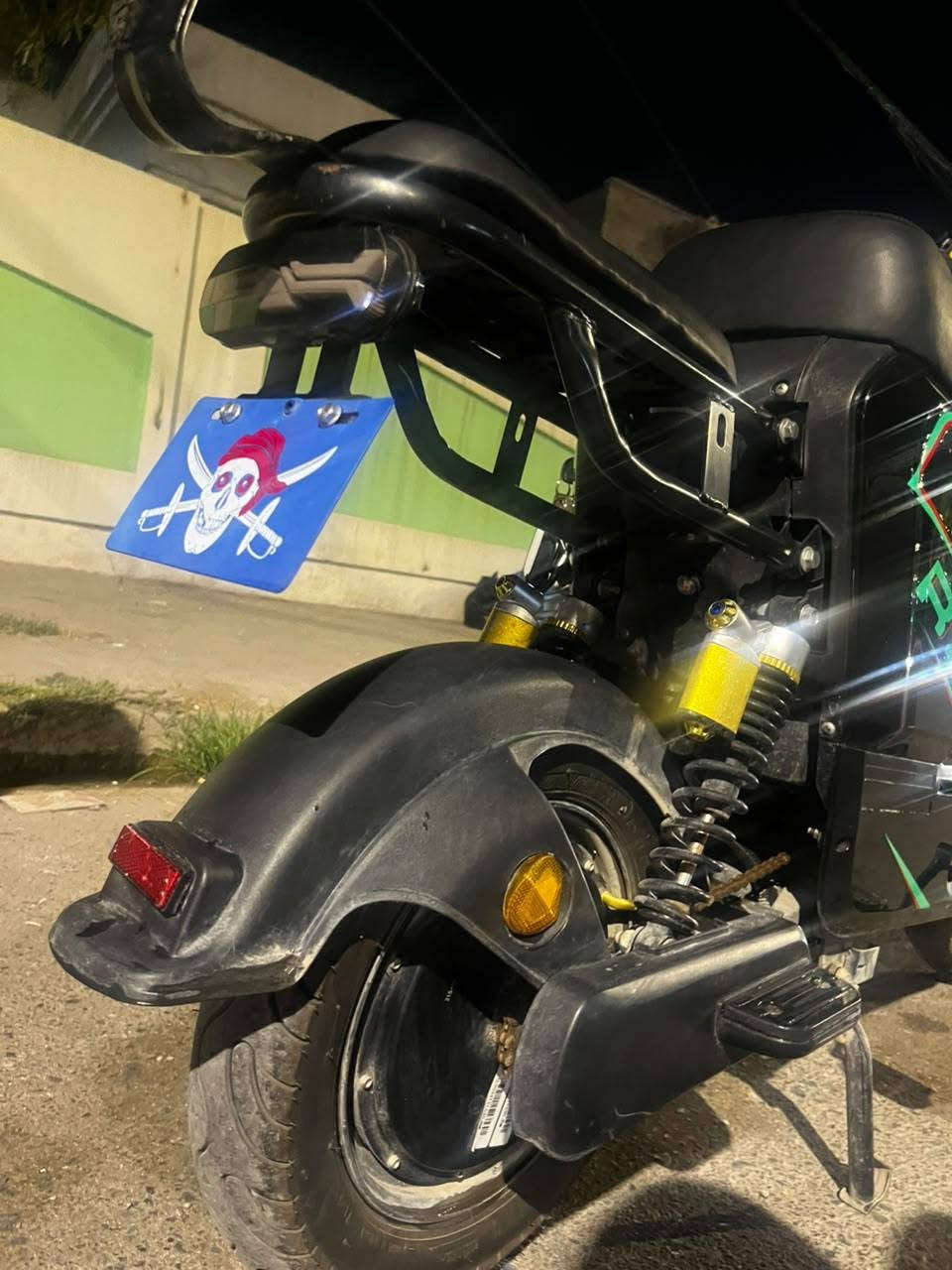 السلام عليكم دراجة شحن للبيع
نوع :  [ R9 ⚡️} الغنية عن التعريف 👌

دراجة R9 هي الخيار المثالي للتنقل اليومي بكل راحة وأناقة ⚡🏍️

المواصفات : 

-عدد البطاريات ( 5 )خاصة بشركة ونلي الاصلية ✅

-اقتصادية بالشحن وسهلة الاستخدام ✅

-المسافة المقطوعة للشحنة الواحدة 35- 40 / كم 💪

-سرعة وأداء ثابت  يصل الى 85 كم ساعة /حقيقي 🚴

-تصميم رياضي حديث ✅

- شاشة رقمية ذكية 🧠

-التشغيل : مفتاح + بصمة  + كرت NFC 🆗

- إضاءة LED قوية ☀️

- نظام تعليق قوي 👌

- مقعد مريح معا مسند خلفي ✅

-الفرامل : دسك امامي / دسك خلفي 🔴

-سلة امامية + مسند موبايل ⚡️

نظام : R الرجوع إلى الخلف 🫰

نظام: P💫 + سله 
نضيف 🫠
* بلوتوث 

وضع شركة ما ناقصو شي .

الضرر: شخط فقط 

ادفع سعر 

للستفسار خاص او على الرقم 

***********
