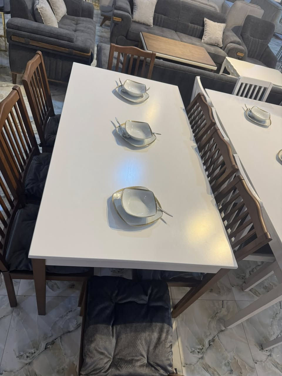 تخفيضات تخفيضات🤍
 شركة ديڤان للاثاث🩵 
ميز طعام خشبي مع سيت طبلات
قوة بالتحمّل وجمال بالشكل 🤎
اختيار مثالي لكل اللي يحبون الذوق الراقي والبساطة
مع شركة ديڤان انت بالأمان😍
عنوان بركن مستشفي توركي لا تنسون 😁
بإدارة رمضان
رقم موبايل ***********
