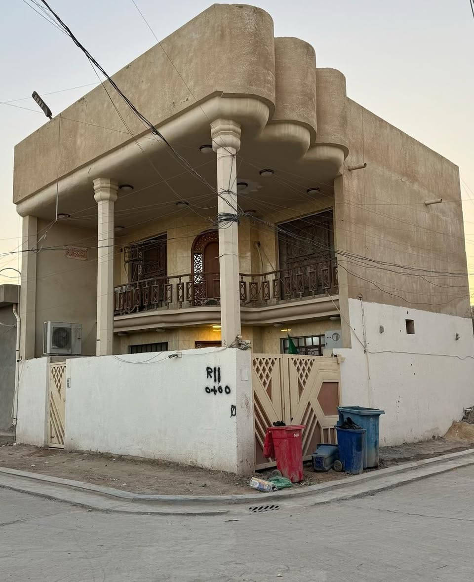 السلام عليكم 
بيت مساحه ١٠٤ متر طابو صرف ركن شارع الباشا اول فرع على يسره فرع مخبز السيد يم ابو دعاء المضمد ركن البيت بناء حديث طابقين 
الطابق الاول /صاله _استقبال _مطبخ _صحيات داخله او خارجيه 
الطابق الثاني / غرفتين نوم _صاله _او صحيات 
الاستفسار / ***********
