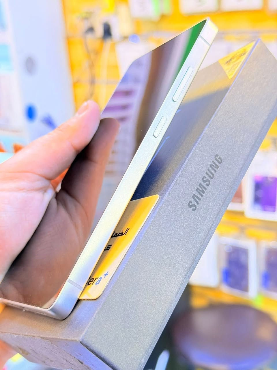 اسمسونك اس 25الترا ذاكره 256عشويه 12جهاز اخو جديد زلغ واحد مابي وتر بروف جهاز بمعنه كلامه نضيف هوه حديد سوه عربي شرق اوسط اصلي لا مفتوح ولا مصلح ضمان وكاله عين فهد ملحقات كامله ضمان 5ايام من مركز 
سعر 1150الف قفله من الاخير 
بغداد البياع 

***********
