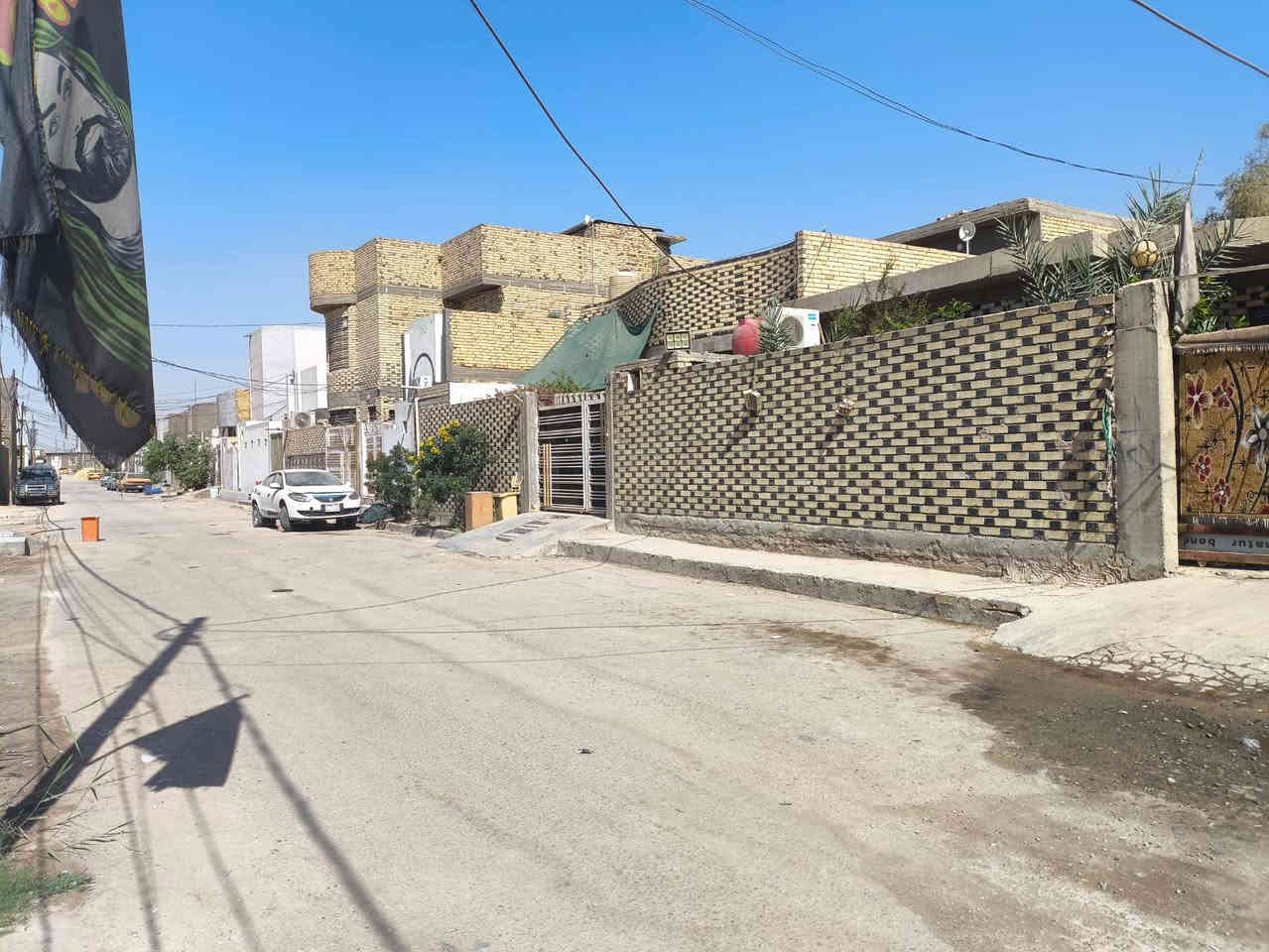 السلام عليكم بيت 360متر طابقين مقابيل ملحق قرية الغدير عمود 299 يبعد عن الشارع العام 50 متر واضح بالتصوير يمكم اخوان البيت معروض مع سبالت عدد خمسة اثنين كنتوري وثلاثة تعليك مع سخان عدد اثنين مع براميل ابو الالف عدد اثنين مع جلسه عربيه استقبال زاد صالهمع كاونتر مطبخ حار وبارد 22متر السعر
150وبيه مجال للستفسار الاتصال على الارقام التالية
***********
***********
