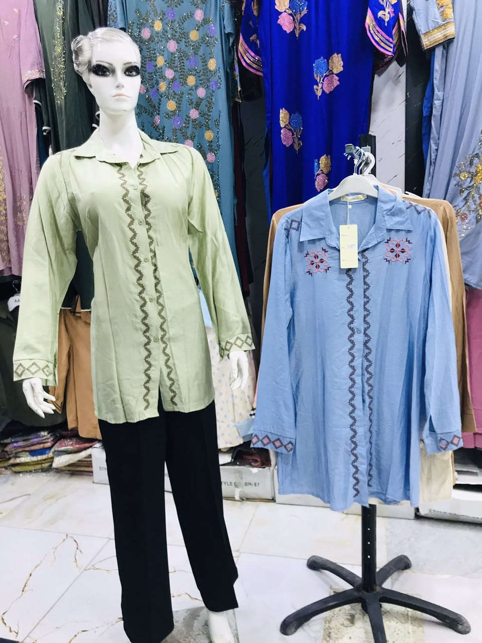جديدنا.. القميص الطويل اللي يجمع الستر والجمال! ✨👗
​لكل وحدة تدور على "لوك" مريح ونازك، وفرنا لكم تشكيلة من القمصان الطويلة بتطريزات هندسية تخبل.
​الخامة: قماش ناعم وبارد، مثالي للأجواء المتغيرة.
​التفاصيل: تطريز ناعم على الصدر وردان لإضافة لمسة تراثية مودرن.
​الألوان: توفرت بألوان تجنن (السماوي، البيج، الزيتوني الفاتح، والآجري).
​📍 العنوان: المسيب - السوق الكبير - سوق محلات الذهب - مقابل أبو فاطمة للفرفوري.


**إذا كنت صاحب هذا الإعلان وتريد حذفه لأي سبب، رجاءا أرسل رسالة إلى الدعم الفني**