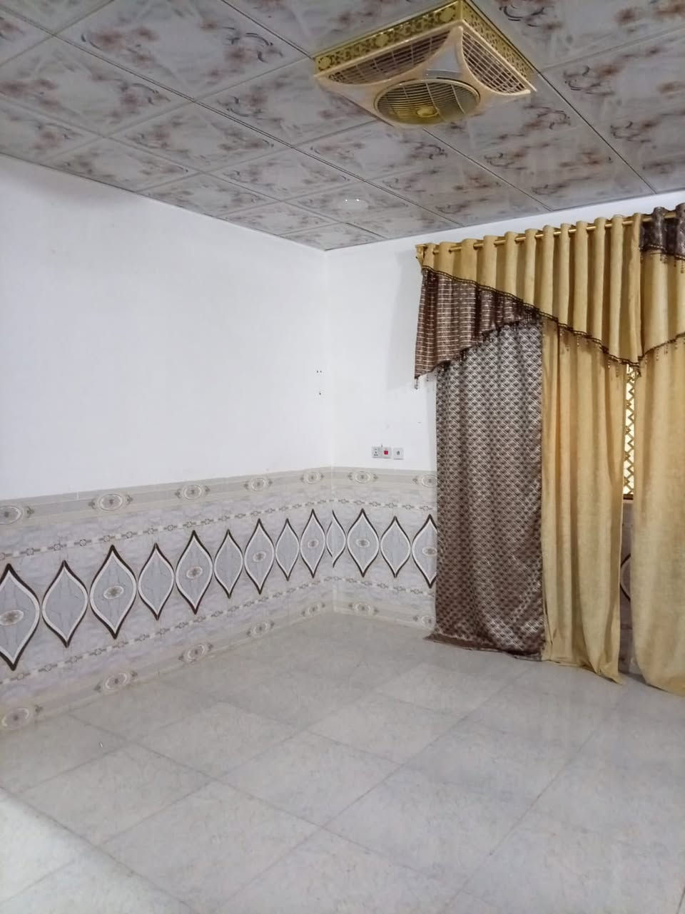 🏡 بيت للبيع – طابو زراعي (سند 25)
📍 طريق أبو جاسم – حي المجتبى
📌 يبعد عن الشارع الرئيسي حوالي 50 متر
📐 المساحة: 273 م²

تفاصيل البيت:
• يتكون من طابق واحد
• استقبال
• هول
• مطبخ
• 4 غرف نوم 🛏️
• مجمع صحيات 🚿

📞 للاستفسار: ***********
🏢 مكتب عقار أهالي المسيب
حي المعلمين الثالثة – قرب جامع محمد الجواد

💬 السعر: على الخاص
