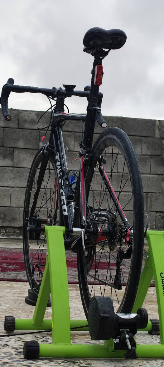 البيع دراجة Twitter Smile الاحترافية (كاملة مع ملحقاتها) 🚴‍♂️🔥
لعشاق السرعة والتميز، دراجة الـ Road المميزة Twitter Smile متوفرة الآن بحالة ممتازة وجاهزة للاستخدام فوراً!
الدراجة تجمع بين الأداء العالي والوزن الخفيف، مثالية للهواة والمحترفين الذين يبحثون عن دراجة تجمع بين الأناقة والقوة.
✅ مواصفات الدراجة:
الماركة: TWITTER (الأصلية).
الموديل: SMILE.
نوع الدراجة: Road Bike (دراجة طريق).
الحالة: نظيفة جداً (كما موضح في الصور) وصيانة دورية.
الهيكل (Frame): تصميم إيروديناميكي خفيف الوزن مع لحامات مخفية ومظهر انسيابي جذاب.
🎁 العرض يشمل إضافات مجانية:
قاعدة التمرين/التثبيت (اللون الأخضر): مفيدة جداً لتثبيت الدراجة أو التمرين المنزلي.
حامل مطرة الماء (الزمزمية): راكب وجاهز للاستخدام.
📍 الموقع: [الموصل الصلاح دورت اليرموك هنا]
💰 السعر: [600الف   للتفاوض البسيط للجادين)
📞 للتواصل: [*********** هنا] أو عبر رسائل الخاص.
