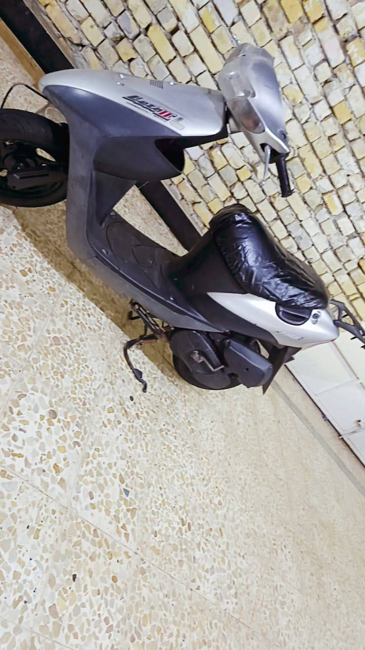 سلام عليكم دراجه سازوكي للبيع. 
دراجه ما مفتوحه و ما ناقصهه اي شي 
تجي تصعدهه وتروح . سعر ٣٧٥
ملاحضه مكلف بل نشر رقم صاحب دراجه ***********
