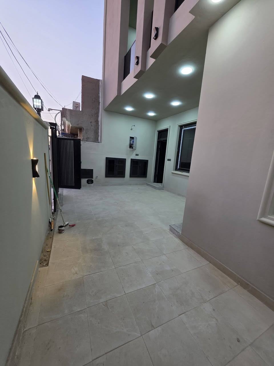 ((دار لـلبـــيـــع)) 

#الموقع شارع 80 محيزم الرابعة خلف مسجد الرحمن 

#المساحة 200م

#جنس_العقار طابو صرف
 
#المحتويات طابقين نوم 4 +كلدور+صاله +مجمع صحيات+ مطبخ حار بارد 

#الحالة فول الفول 

#السعر  خـــــــاص 

#الملاحظة الدار فارغ تسليم مباشر 

#للأستفسار اكثر الاتصال على الأرقام التالية او مراجعة مكتب السجى للعقار الكائن حلة شارع 80 جهة كربلاء. قرب مسجد الرحمن  ***********واتساب
*********** واتساب
