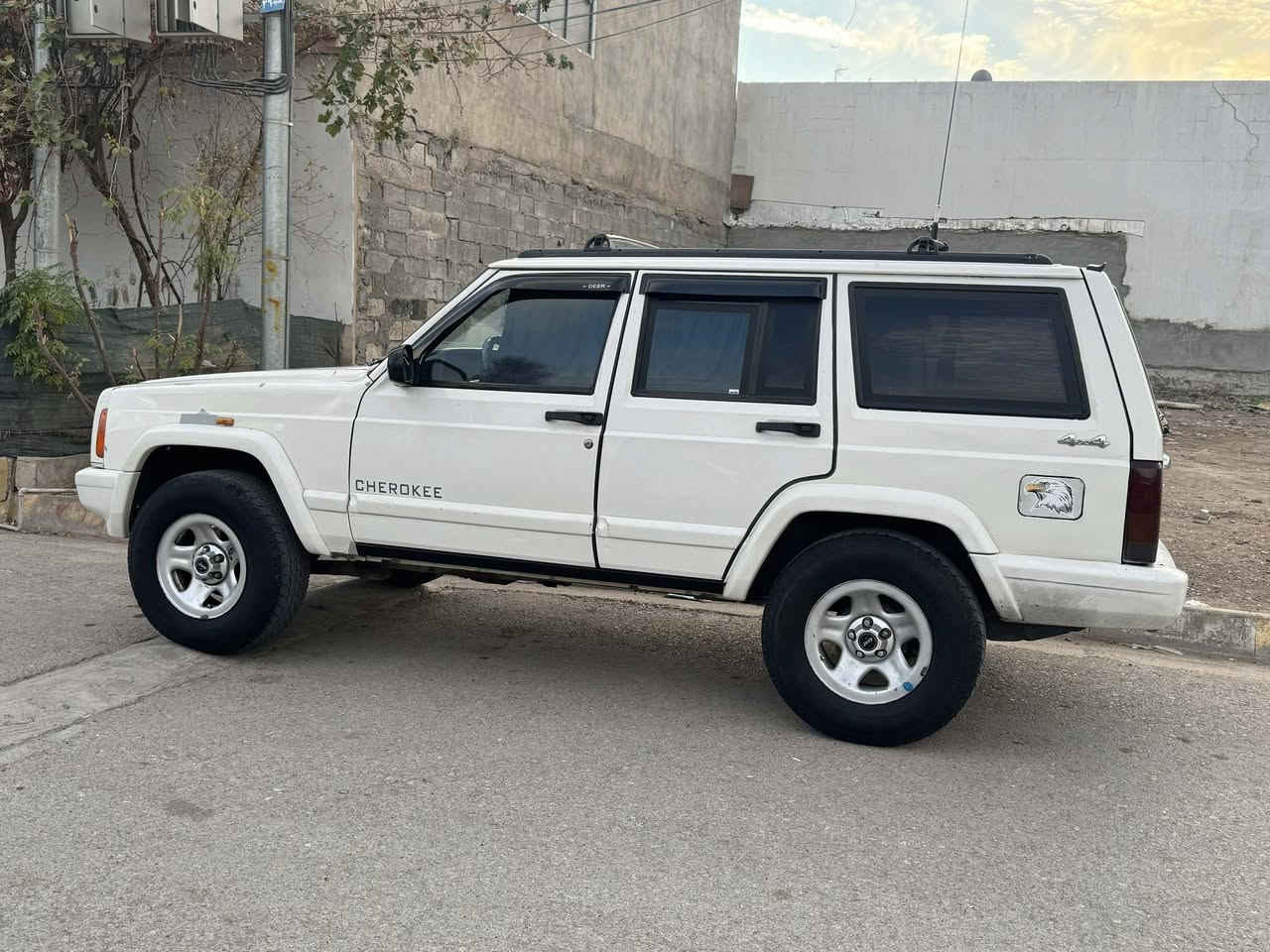للبيع فقط ...
جيب شيروكي موديل 2000 6سلندر  جاهزه من كلشي كير ومحرك بشرط كهربائياتها على وظع شركه 
دبل اكسل تايرات وياله حجم 17  
سنويه جديده لحد 2030شرط التحويل 
مكان السياره قضاء جمجمال محافظة سليمانيه السعر 70وبي 
مجال بسيط اذا شراي اتصل ولاتدخل الخا رجا***********
