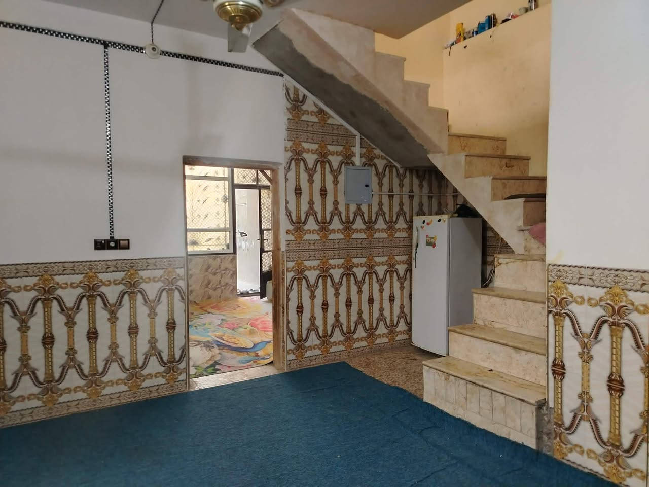 بيت ١٥٠ متر يحتوي على غرفة عدد ٢ مع صالة مع مطبخ مع صحيات عدد٢ مع استقبال مع طارمة كبيرة في سايدين شارع المطار في بداية شارع السبيس  *********** للبيع
