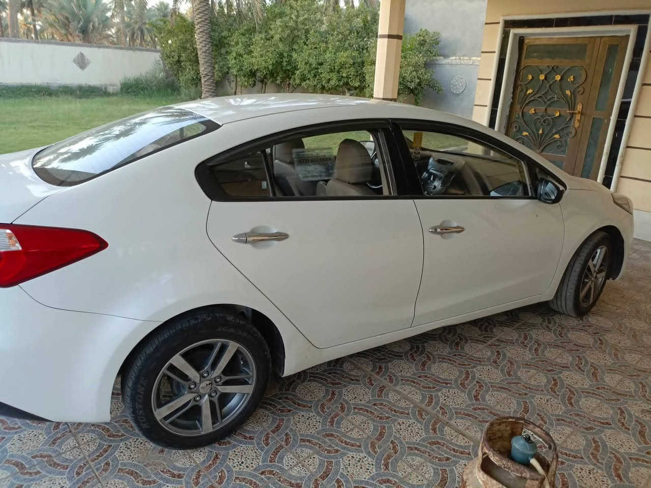 كيا سيراتوا ابيض مكفوله من الصبغ بيهة بارد بالجاملغ الامامي جهة السائق حك نص شبر موديل ٢٠١٥رقم بغدادباسمي كير مكينة على وضع الشركة السعر126 وبيهة مجال للاستفسار اتصل***********
