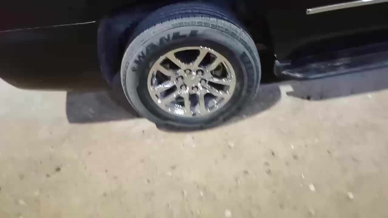 سلام عليكم تاهو للبيع موديل 18 بعد معروفه مواصفاتها مايحتاج اكول وارد امريكي حادثه شخوط بل باب السايق والباب الخلفي فنينهن مصبوغات والباقي كله كفاله حداديه جديده مكينه مامفتوحه كير كله وكاله مال بيت ماشايفه الخط ماشيه 127 رقمها بغداد راعيها موجود السعر اتصل ***********
