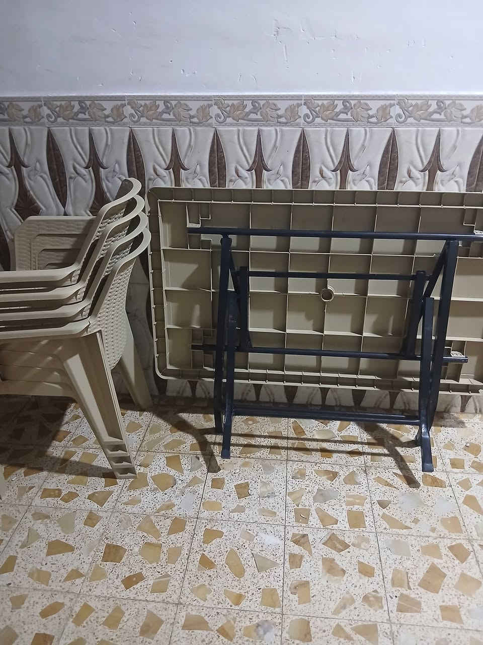 سلام عليكم ميز هو وكراسيه اربعه جديد ونضيف غير مستعمل ب١٠٠ وبي مجال قليل العنوان بصره مطيحه الاتصال ***********
