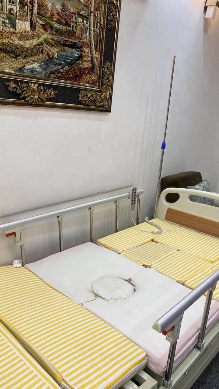 قەرەوێڵەی پزیشکی/قەرەوێڵەی نەخۆشخانە – لە دۆخێکی زۆر باشدایە
جێگایەکی پزیشکی کوالیتی بەرز، بۆ ئاسوودەیی و سەلامەتی و ئاسانی بەکارهێنان دیزاین کراوە. گونجاوە بۆ بەکارهێنانی ماڵەوە، ماوەی چاکبوونەوە، یان چاودێری پزیشکی. جێگاکە خۆڕاگرە و لە ماددەی بەهێز دروستکراوە کە بەکارهێنانی درێژخایەن مسۆگەر دەکات.
✔ دەستکاریکراو بۆ بەرزکردنەوەی سەر و قاچ
✔ دیزاینی ارگونومیک و کرداری
✔ ئاسانە بۆ بەکارهێنان و خاوێنکردنەوە
✔ گونجاوە بۆ نەخۆش و بەساڵاچووان یان پاش نەشتەرگەری 
ژمارە ***********
ژمارە 7504166266

نرخی بنەڕەتی 👉 920,000 هەزار کیرۆ – ئێستا بە نرخێکی داشکێنراو بەردەستە.
تەنها بۆ کەسانی جددی. نرخێکی زۆر باشە بۆ کوالێتی.

‎سرير طبي / سرير مستشفى قابل للتعديل – بحالة ممتازة
‎سرير طبي عالي الجودة، مصمم لتوفير الراحة والأمان وسهولة الاستخدام. مناسب للاستخدام المنزلي، فترات التعافي، أو الرعاية الطبية. السرير متين ومصنوع من مواد قوية تضمن استخدامًا طويل الأمد.
‎✔ قابل للتعديل لرفع الرأس والقدمين
‎✔ تصميم مريح وعملي
‎✔ سهل الاستخدام والتنظيف
‎✔ مناسب للمرضى، كبار السن، أو بعد العمليات 
رقم ***********
رقم .٧٥٠٤١٦٦٢٦٦

السعر الأصلي 👉 ٩٢٠٬٠٠٠ دينار عراقي– متوفر الآن بسعر مخفّض.
للجادين فقط. قيمة ممتازة مقابل الجودة. أربيل, العراق
