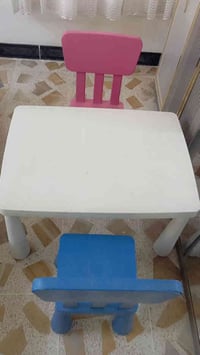 ميزه أطفال كرسي اثنين سعرها ٨٠ الف 07710691621 ماركه ايكيا كراسي يتحمل...