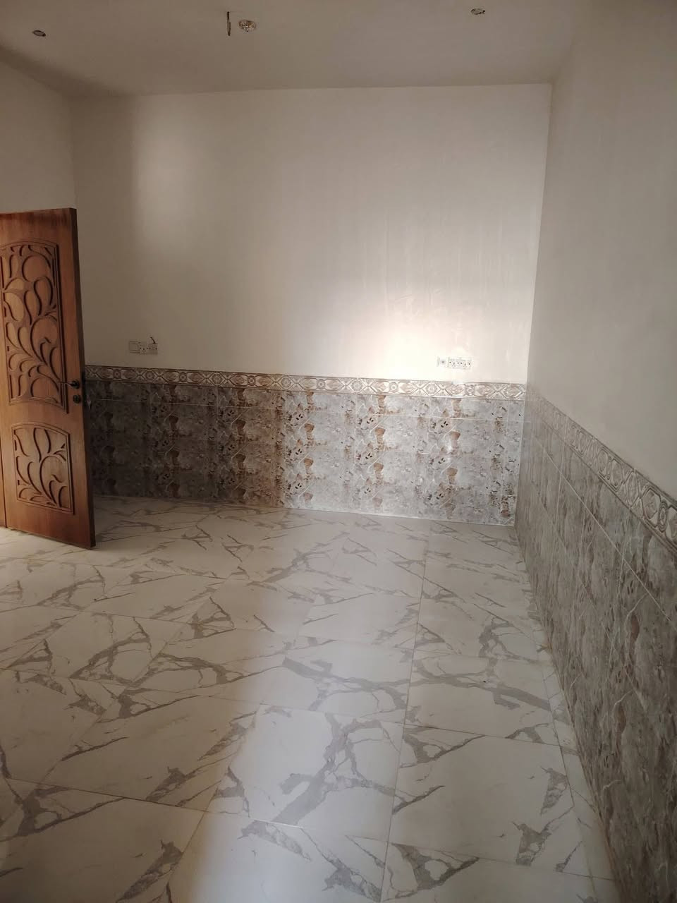 يوجد لدينا
شقه للايجار حديث البناء درجة أولى طابق اول 

غرفتين كلدور مطبخ صحيات

سعر الاجار 350 الف

الماء والكهرباء واصل ع ابو الشقه

حله نادر الثالثة قرب الطاقة

للاستفسار الاتصال على الرقم ***********
