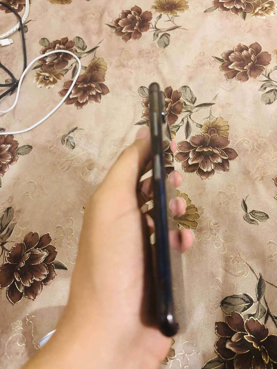 السلام عليكم اخوتي عندي إكس اس ماكس                      ذكره 256                                سعر 150                    🔋بطاريه 76.                                            فلاش عاطل ضوئ يعني كامل بلاد  كامره اماميه بويت 5 عاطله                                فيس. ايدي شغال كامل شغال تك سيم                   رقم بس وتساب بي ***********
