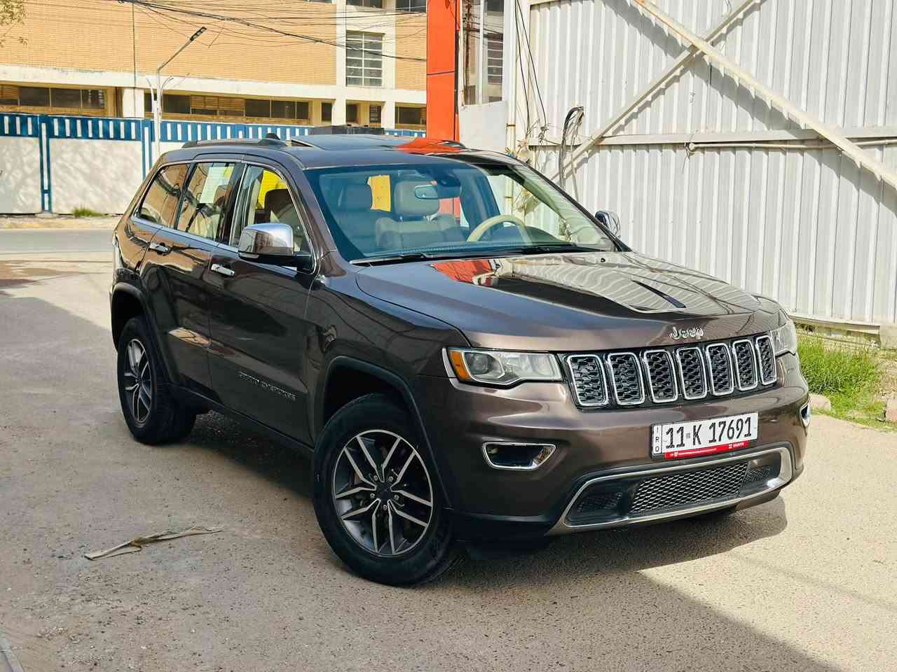 السلام عليكم ♥️
جيب لمتد 2021 امريكي 
الضرر جاملغ مبدل نفس اللون 
وصبغ بابتين صور الحادث موجودة بلمنشور 

مواصفات :-
فتحة سقف
صندوق كهرباء
دفع رباعي 
كراسي ثنين كهرباء 
داخل جلد بيجي 
ماوس 
شاشة كبيرة 
رادار جانبي + خلفي 
وبقية مواصفات معروفة 

السيارة جاهزة خير من الله ما بيها كل نقص رقم بغداد الجديد وبأسمي 
السعر 22,800 وبيها مجال جداً بسيط 
*********** بغداد, العراق
