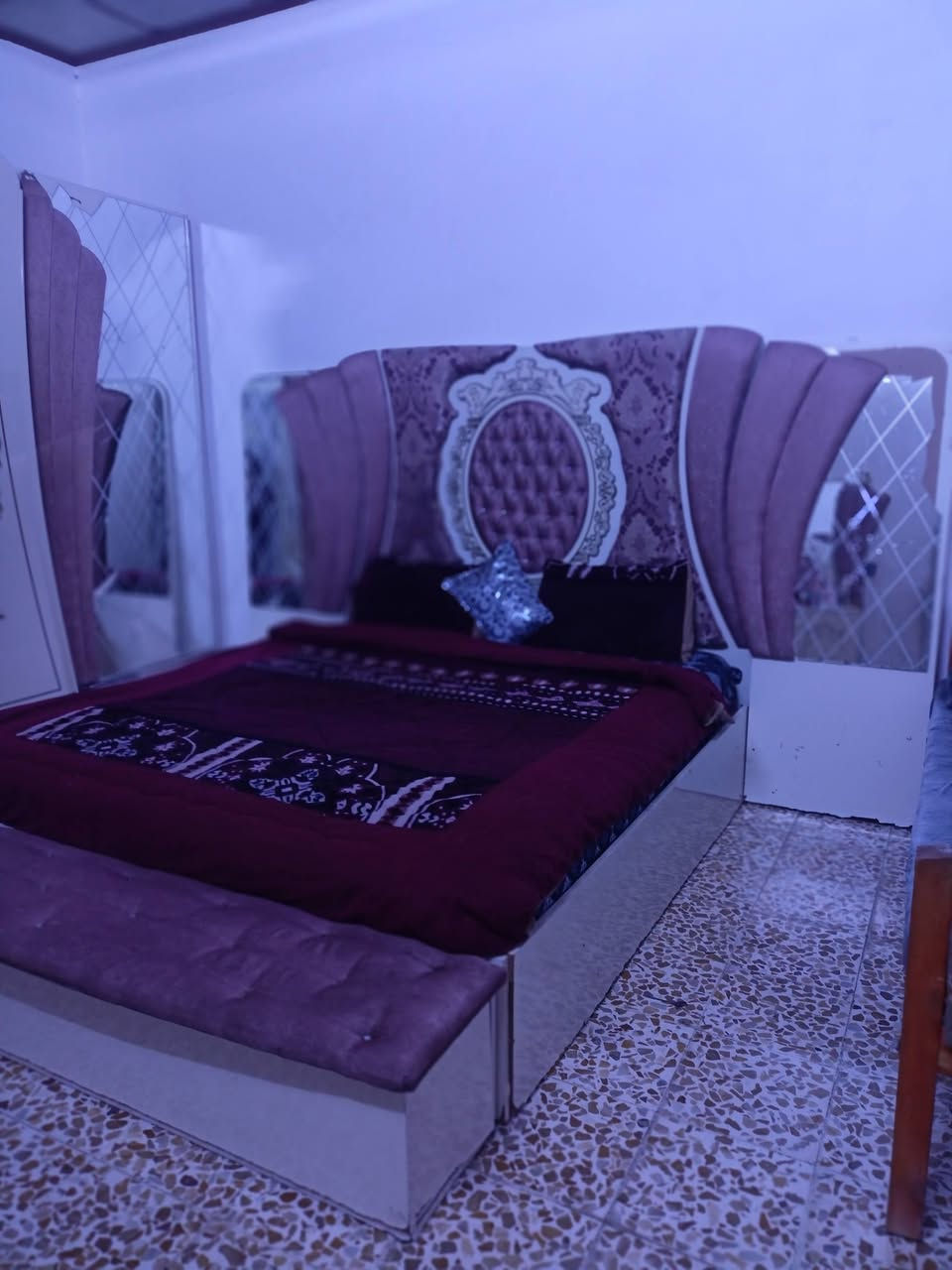 غرفة نوم تركي الغرفة
بس المراية مكسورة 
غرفة حلوه مرتبه 
السعر 275 وبيها مجال


**إذا كنت صاحب هذا الإعلان وتريد حذفه لأي سبب، رجاءا أرسل رسالة إلى الدعم الفني**