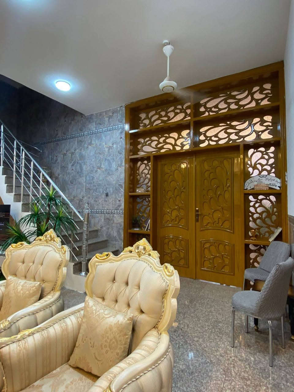 دار للبيع 🏠
اللهم صل على محمد وآل محمد 

في ناحية الحيدرية  حي التحدي 

قريب على شارع ٢٠ 

 المساحة ٣٢٥متر ركن شارع ١٠

بناء جديد 

يتكون 

غرف عدد ٢   ٤x٥

استقبال ٩ x ٤

صاله كبيره ٨x٨

صاله داخليه ٣x١٠

مجموعة صحيات 

مطبخ ٤x٦

الارضيه كرانيت 

بناء طابوق 

كونكريت مسلح 

ملاحظة البيت ينباع مع الأثاث 

وحسب الصور الموجوده 

لمعرفة السعر 

 الاتصال على الارقام  التالية

***********

***********
