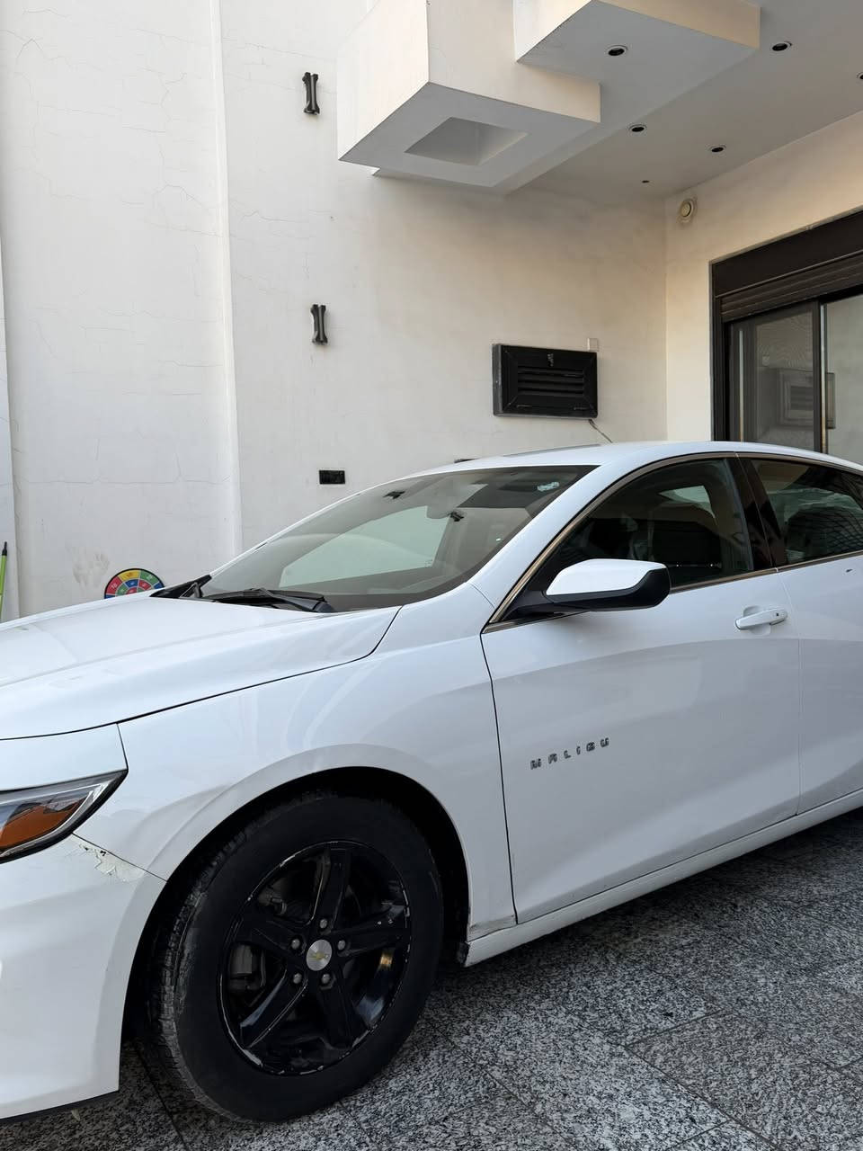 السلام عليكم شباب 
شيفروليت ماليبو ls موديل 2021 
لون ابيض 
رقم اربيل الجديد  شرط التحويل 
مواصفات السيارة
شاشة / كامرة / بصمة تشغيل وبصمة ابواب / تحكم ستيرن / جام اوتو / اوتو ستوب / حساس تاير / شاشة اعطال 
مواصفات عادية مال ماليبو 
حادث السيارة سرقة جاملغ امامي وبيها من امريكا جاملغ خلفي جهة السايق 
صور الحادث بالمنشور 
السيارة ماشية 45000mil وقابلة للزيادة 
بجم بلادي راديترات ومراوح كلة بلاديي  حادثها فقط السرقة انسة شي اسمة حماوة 

كاملة وجاهزة لاخر حباية مابيها نقص اي شي 
مكاني حي البنوك / شارع الكنيسة 

سعر السيارة 122 ورقة وبيها مجال كلش بسيط 
***********
