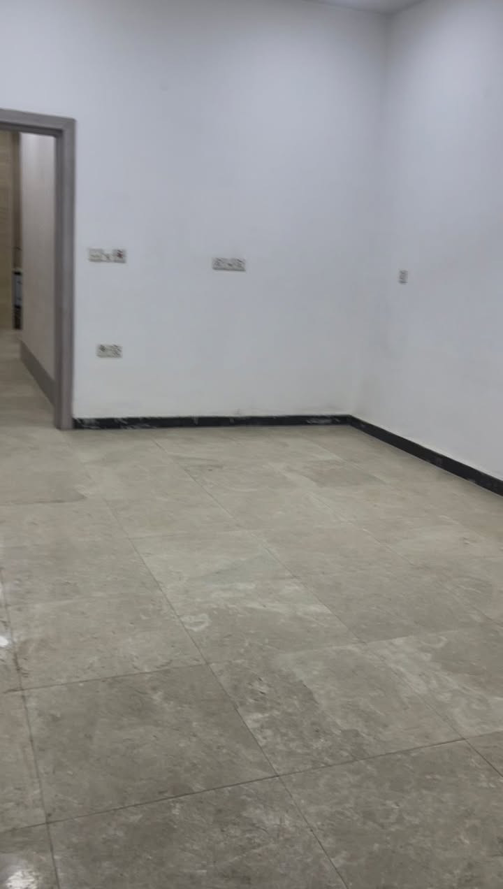 صاله +  مكان جلوس مع مطبخ  +منور +صحيات +غرفه 
طابق ثاني فوق الاول  قريبه على الشارع وعلى السوك حديثه  بيها سنك وسخان وبنكات وسبلت السعر 800 الف 
واتساب 💬:***********

