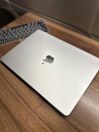 ماك بوك Air M4 للبيع 256 / 16 GB شاشة قياس 13.6 بطارية 100% مشحون 21 م...