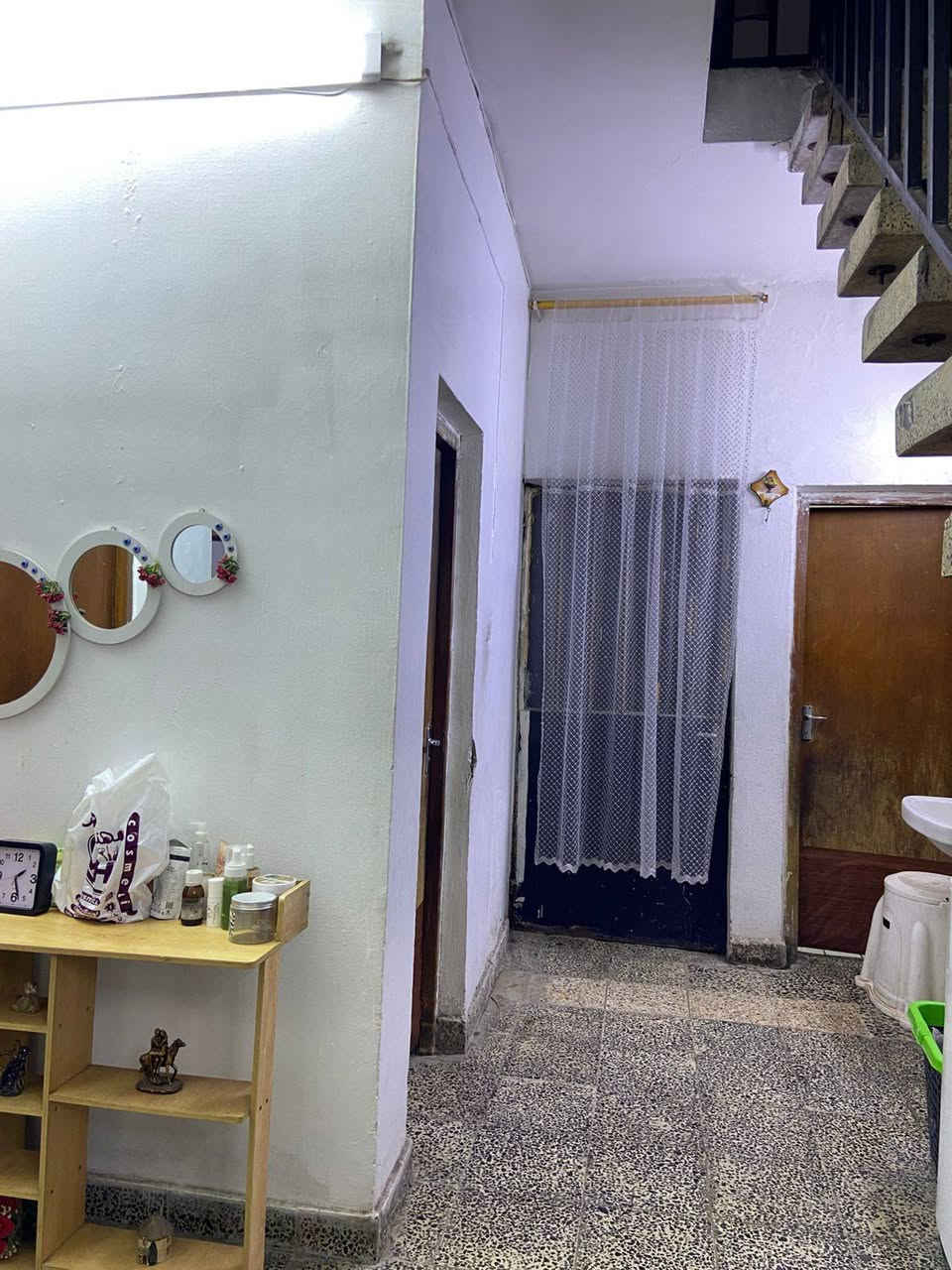السلام عليكم عندي بيت للبيع  يحتوي على 3غرف نوم ومطبخ وهول وحولي وكراج وحديقة و حمام وخدمات صحية 2 البيت طابقين بناء التسعينات سند مستقل الواجه 7.5متر
 والنزال 20 متر / المساحة  150متر 
السعر ٣٧٥ مليون وبيه مجال المتر ٢ مليون و٥٠٠ الف 
والشراي يدلل والله الرزاق 
للاستفسار *********** اتصال  او واتساب 
العنوان الحرية الاولى / شارع المشتل محلة ٤١٦ زقاق ١٦ 
قرب ورشة خضير الفنية او اسواق ابوغالب سابقا
