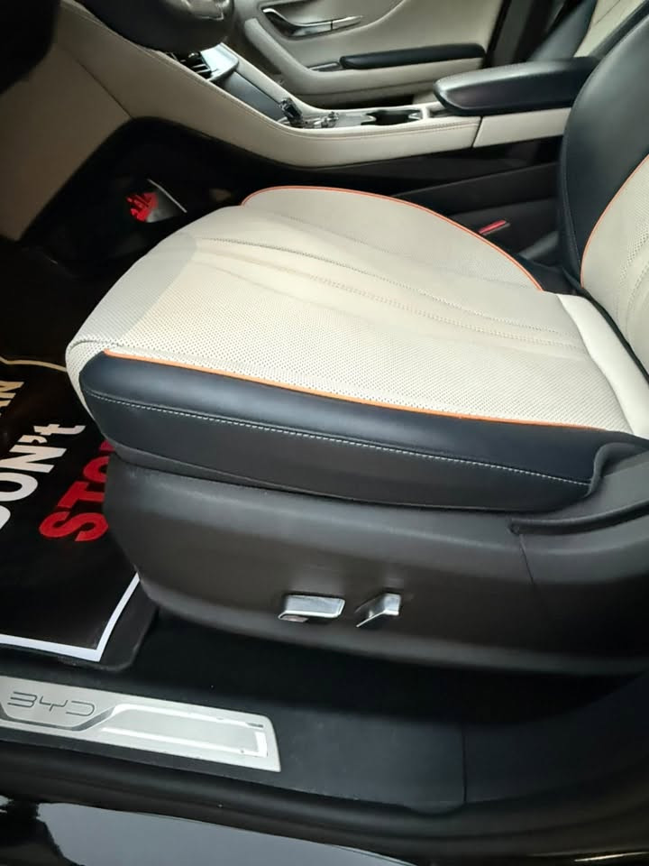 السلام عليكم BYD SONG PLUS 2025 اعلى فئه وارد خليجي لون اسود رقم اربيل باسمي تحويل ثاني يوم هزه جديده ماشيه (23000)كم قابل للزيادة داخل لونين أوف وايت واسود وتطريز برتقالي 4WDسياره كفاله عامه ما عدا الصندوق الخلفي بي ضربه ما مصلحه على وضعه 
اخوان وارد خليجي وليس صيني وارد خليجي من الوكاله وأعلى مواصفات وبعدها بالضمان مال الوكالة 
سعر (39) مليون وبيه مجال 
مكان سياره بغداد زيونه رقم تواصل (***********)
