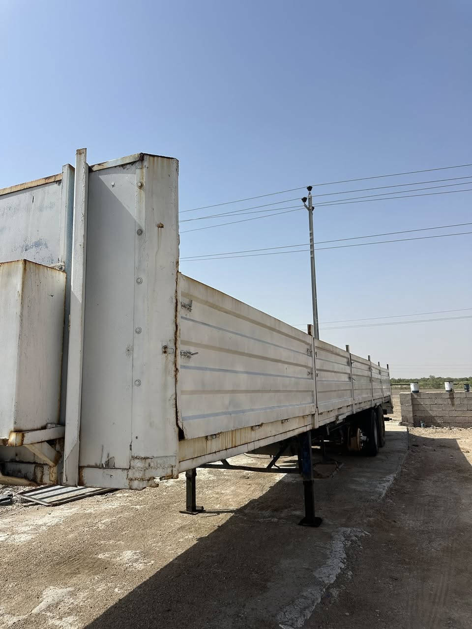 السلام عليكم عربانه نص جناب الطول 13.60 عربانه حلوه جناب ارتفاع 80 كامل مع الباب الخلفي سطحيه حديد دنكير واحد بيبي والباقي مدور سعرها مناسب 29$ ورقه رجائا فقط شراي يتصل واني خادم *********** حيدر .
