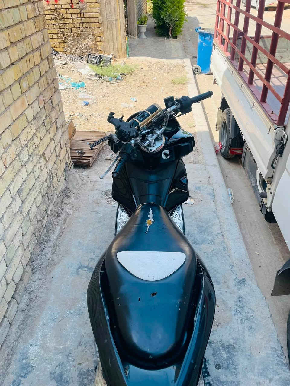 pcx جيل اول كفاله عامه دراجه خير من الله ابد ما موكفتني بشارع  اي شي ما مبدل بيها  نقص بس تلحم راسطات مال جاملغ ونقص السبعه الي جوه الجامه الاماميه  دراجه تأخذها ترتاح تنسى شي اسمه عطل بانزين كله محسن دهن كله موتل  
السعر 9 أوراق وبيها مجال   مكاني بغداد الشعب الرقم ***********
