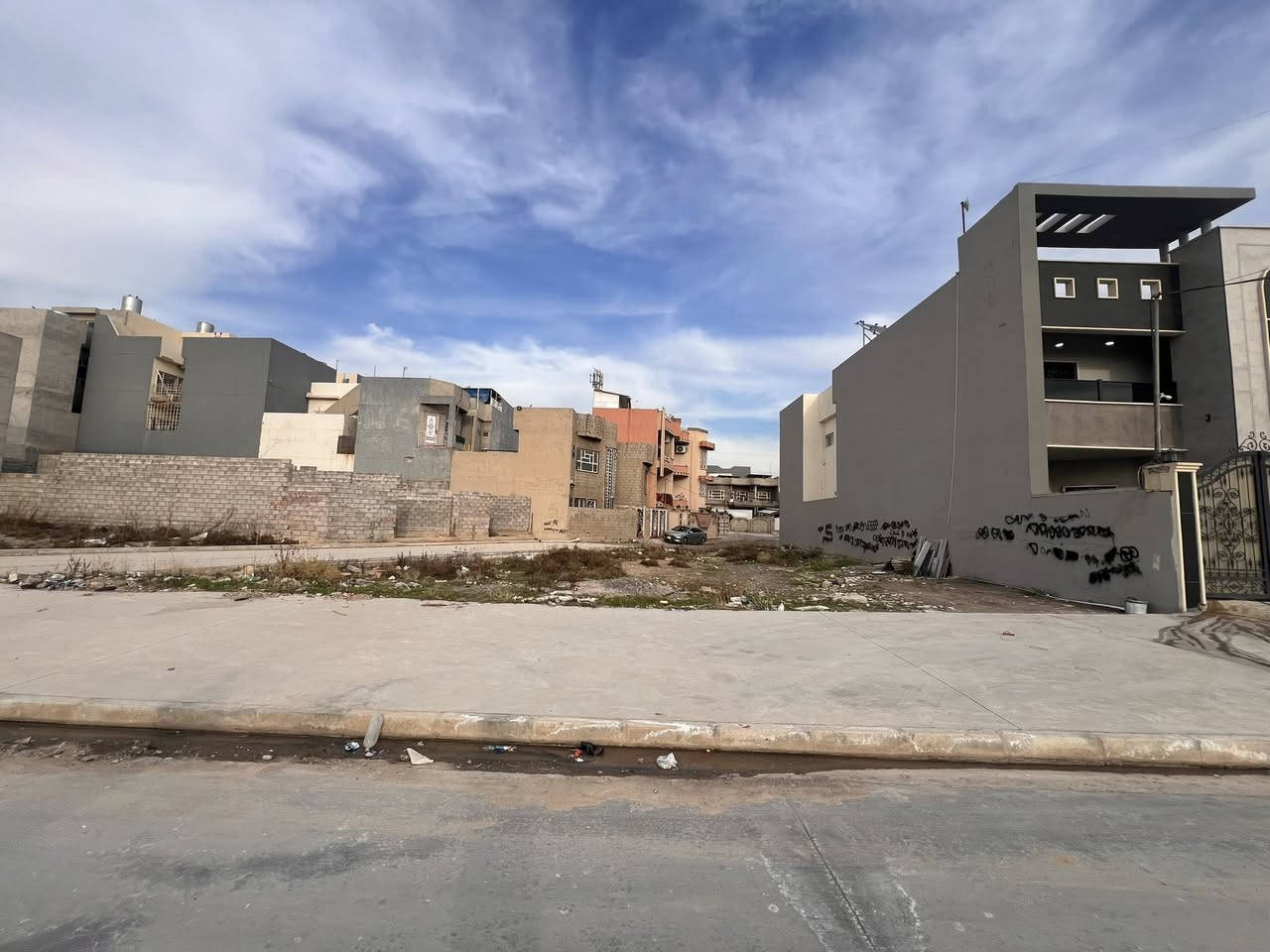 ارض للبيع حي الكندي الاولى 

شارع 15 متر قرب سايدين الحولي 

مساحة الارض 347 متر 

تباع الارض كامل او مقسمة الى ثلاث اجزاء كما موضح بالصورة 

بسعر مناسب 

للاستفسار اكثر مراجعة مكتب العمران او الاتصال على الارقام 

***********
‭0772 973 2369‬
