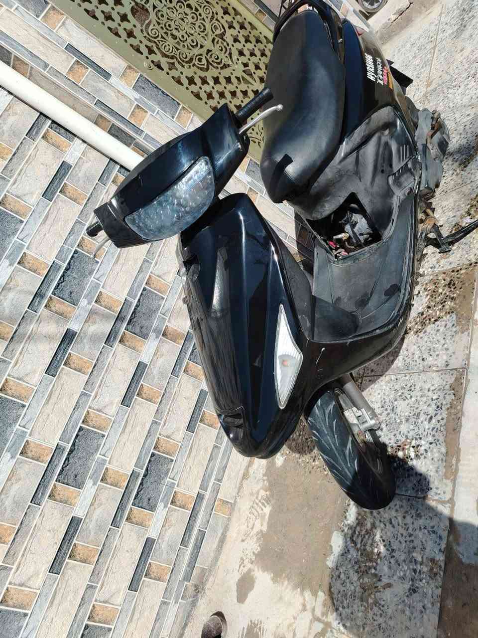 سلام عليكم دراجه فراشه مال حاويه شرط الفحص مكينه مامفتوحه كرستال بلادي نضافه ميه بل  ميه شلعه ومعدل خير من الله تخم تاير جديد يعني زيرو مكان نجف السعر 525وبيها مجال حك الجيه رقم الهاتف ***********
