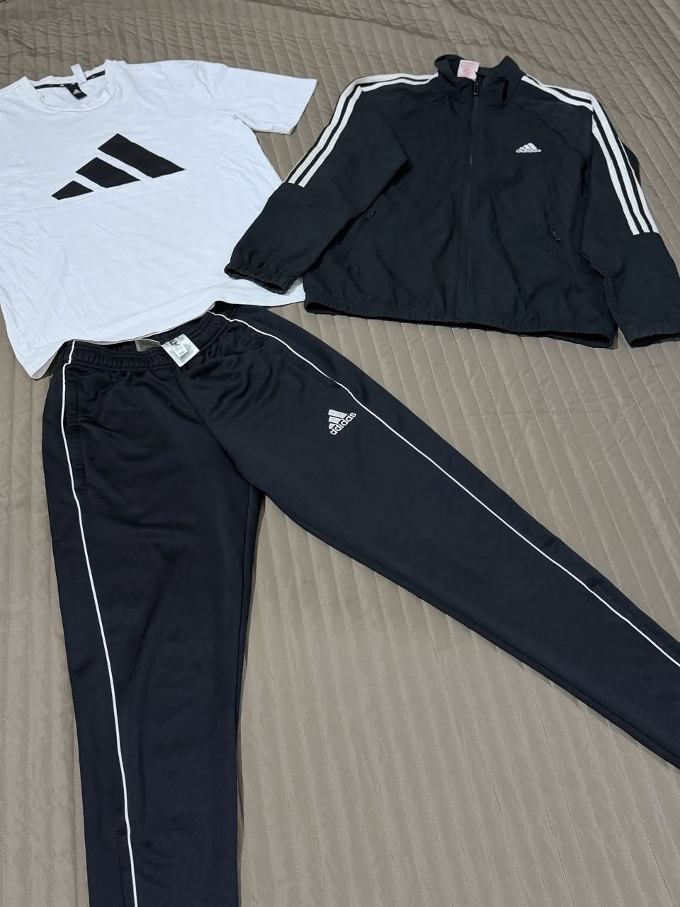 ترهیم اديداس اوريجينال وكالة  تحفة 👌🏻🇸🇪
تيشيرت كمبوديا 
بيجامه فيتنامي 
جاكيت فيتنامي 
نظافة ١٠٠/١٠٠ماملبوس🤗💁🏻‍♂️
تیشیرت قطني ١٠٠/١٠٠
قیاس للوزن ٦٠-٦٥ قالب 👌🏻🙅🏻
توصيل متوفر 📍🧭


**إذا كنت صاحب هذا الإعلان وتريد حذفه لأي سبب، رجاءا أرسل رسالة إلى الدعم الفني**