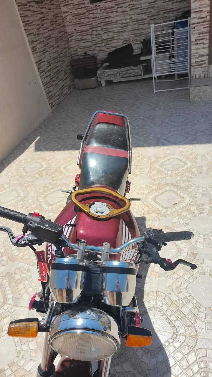 سڵاوتان لێبێ دۆستان
ئەم ماتۆڕە بۆ فرۆشتن هۆندا سیبی ٤٠٠ 
١٦ وەلفە تایەی پێشەوە هەتا تایەی دواوەی بەشەرت ماشاللە ماتۆڕەکە چەندی بڵێی پاک و بێ مەسرەفە گێڕ و مەکینەی بە شەرت گێچ بیلادی ناو تانکی زۆر پاکە کابرێتەری مەزبووتە ماشاللە زۆر زۆر بەقوەتە عەیبی تێدا ببینەوە و دووقات پارەکەی بشکێنە لە کۆیەم مشتەری لە خزمەتدام  ***********
