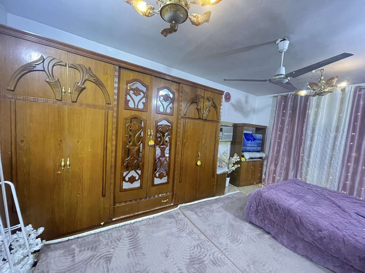 السلام عليكم  غرفه تكمه صاج خارج داخل ارتفاع الكنتور مترتين ونص  نضيفه جدا. يحتاجله بعض الترتيبات البسيطه انته تسويهن بلبيت مع (( الدوشك. والبردات ))  س. ع. ر. 900 والشراي بي خير ويتدلل هاتف اتصال + واتساب ***********. مكان الشيخ حمد
