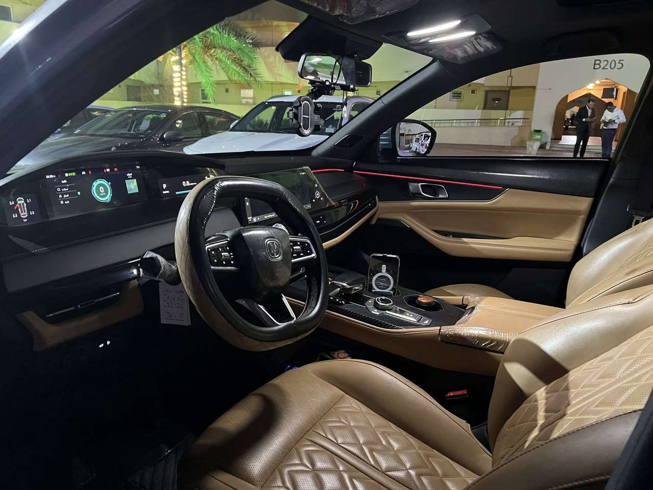 السلام عليكم اخوتي شانجان unk2023 بيع فقط لون ازرق رقم اربيل دولي فول موصفات  ماشية 95 وقابل للزيادة السيارة حرة   تحويل ثاني يوم  بيها بارد بالباب العكس السايق شي قليل بدون صبغ  وبيها حالوبات من مطرة العام السعر 215 وبيها مجال  ما اخصم سعر بالتليفون تجي تشوف السيارة وتقتنع وتشلع عيوني  
***********
***********
