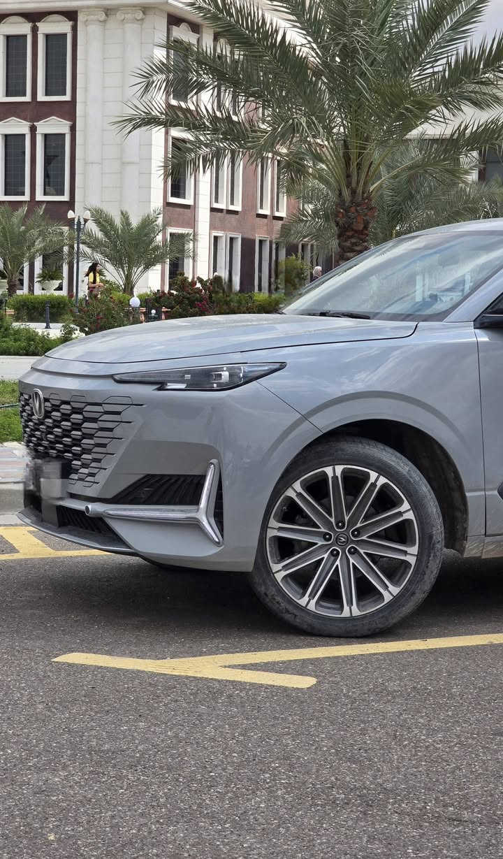 شانجان UNI K  2024 جديدة زيرو للبيع ❗️
السيارة بنايلوناتها ماشية 8000 كيلو فقط
رقم بغداد باسمي 

ما تتقارن بالماشيات السيارة مبدل دهنها مرتين وعلى ايدي من ال0
 دهن اصلي ابو ال 100 الف وبنزين محسن بس اخليلها

لونها مميز الاسمنتي 

مواصفاتها معروفة وكلش هواي 

5 كامرات 
تبريد وتدفئة مقاعد 
سستم صوت Sony حتى بتجوة الراس مال سايق بيها سماعات
دفع رباعي 4 ويل 
محرك 2000 توربو 
4 شاشات بيها 
اندرويد اوتو ابل كار بلي
نظام نقطة عمياء
نظام توقف ذاتي بريك طوارئ ورادارات
حساسات حول السيارة بالكامل 
تشغيل عن بعد 
صندوق كهرباء
مرايات كهرباء 
تدفئة بالمرايات 
بانوراما 
نظام تسجيل بكل الكاميرات DVR داش كام 
يدات الابواب متحركة شفط

وبعد كلش هواي بيها مواصفات معروفة بال UNI K 

بيها صبغ بسيط 5 أصابع بالجاملغ الامامي من الجهتين بسبب طخة بسيط اثناء النقل من الشركة اجتي ( يعني مو حادث او ضربة من الوكالة بيها هذا الضرر من جانت زيرو)

غيرها السيارة مكفولة من كلشي 

ابيعها فرق 30 ورقة عن الجديدة 

اكرر لا تقارنها بالماشيات والراكضات السيارة تعتبر زيرو حالها حال الي تشتريها من الشركة وبفرق سعر كبير 

مكاني بغداد الكاظمية او الدولعي 

رجاء الجاد بالشراء التواصل واتساب  ***********
