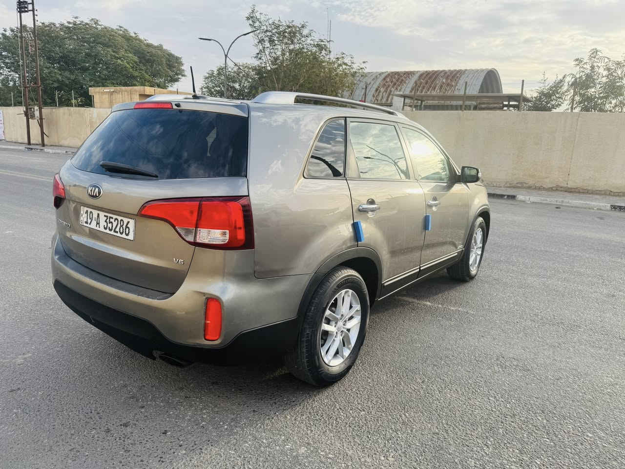 السلام عليكم للبيع كيا سورنتو امريكي موديل 2015 حجم المحرك 6 سلندر  7 راكب السعر 145 ورقه وبيها مجال حادث جاملغ امامي وباب صدر والخلفي مبدلات نفس لون بدون صبغ   بدون دواخل  حداديه جديده امامي وخلفي  مكينه وكير مكفولات سياره جاهزه ماشيه ميل149 سياره كربلاء للاستفسار ***********
