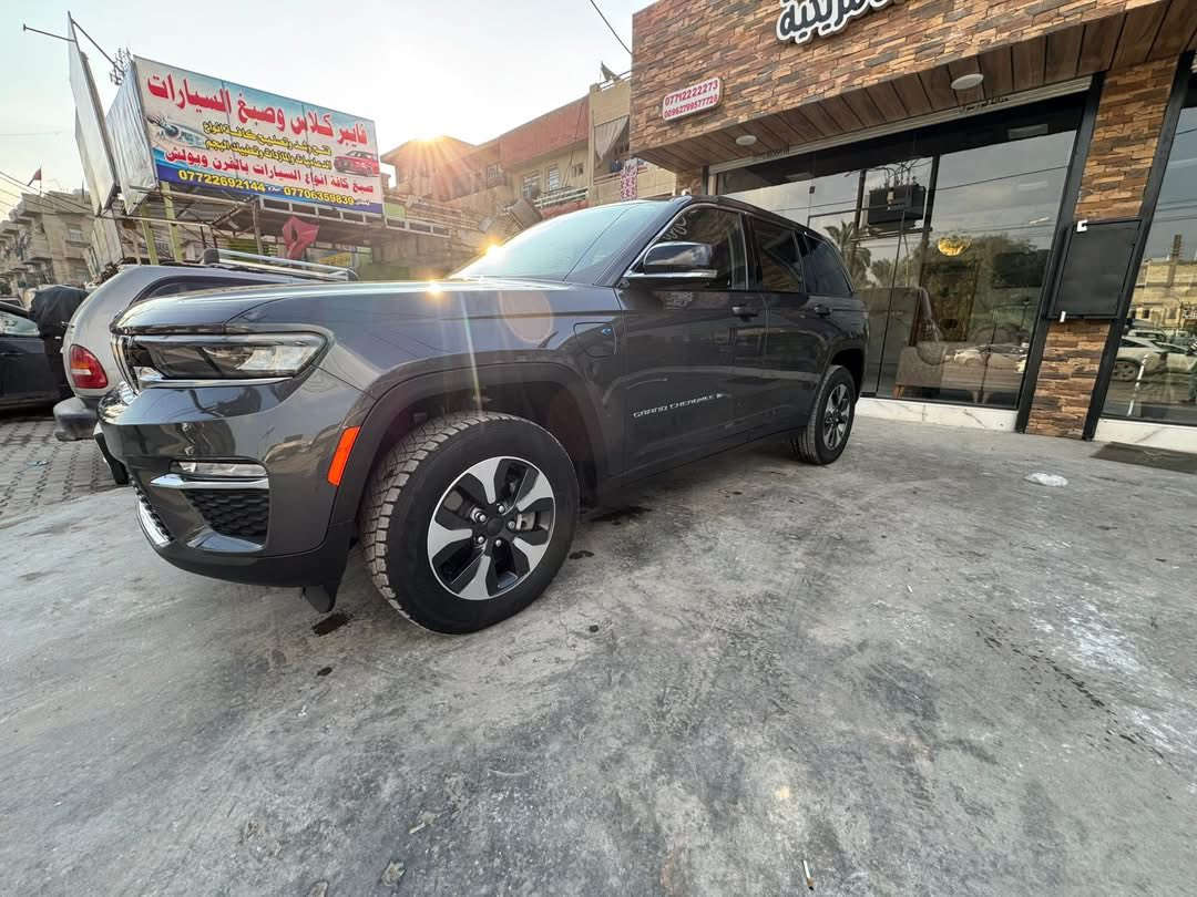 السلام عليكم
للبيع 2024 Jeep Grand Cherokee, Limited 4Xe
عداد :25.000ml
داخل جلد أسود
بانوراما
تحكم بالستيرن
شاشات عدد 3
شاشة كبيرة
كراسي امامية كهرباء
ميموري كرسي السائق
تدفئة مقاعد امامية
تدفئة مقاعد خلفية
تدفئة ستيرن
خاصية دخول بدون مفتاح
كاميرا خلفية
رادار امامي 
رادار جانبي
تحديد مسرب 
مثبت سرعة تفاعلي
تشغيل عن بعد
باب الصندوق كهرباء
نظام STOP/START ENGINE
نظام صوت ALPINE
حساسات خلفية
اوتو بريك خلفي
هاند بريك كهربائي (بصمة)
اضوية امامية LED
اضوية امامية زينون عالي/واطي
كشافات ضباب زينون
4 وضعيات قيادة
اضوية خلفية LED

موقع السيارة: بغداد
للاستفسار :***********
                                                ***********
