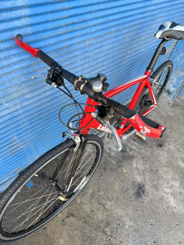 السلام عليكم اخوتي الغوالي رمضان كريم عليكم 
ان شاء الله 700 حجم 28 قياس M فريم 50 
ماركة (GIANT) غني عن التعريف معدنه المنيوم 
ماشه كربون فايبر سستم شيمانوا كلاريس خلفي 
امامي شيمانوا نمره  2/8  بدلات شيمانوا طبعن 
الدراجة صير رود وصير هجين من الجهتين وعل 
وضع الشركة بلادي نظافة 100/90 ولونهاا يخبل 
سعرهاا 250 الف وبي مجال بصيط اخوتي توصل 
*********** عنواني موصل تتوفر خدمة توصيل 
جميع محافظات العراق وتحياتي لكم جميعا ً
