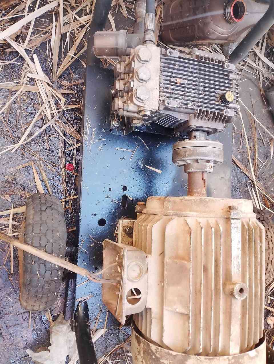 السلام عليكم ماطورات للبيع 10 حصان المضحه 250 بار ثري فيز عدد 2 مع ماطور كاز مضخه  زراعي عدد 1 الي يفيدنه يتصل ***********
