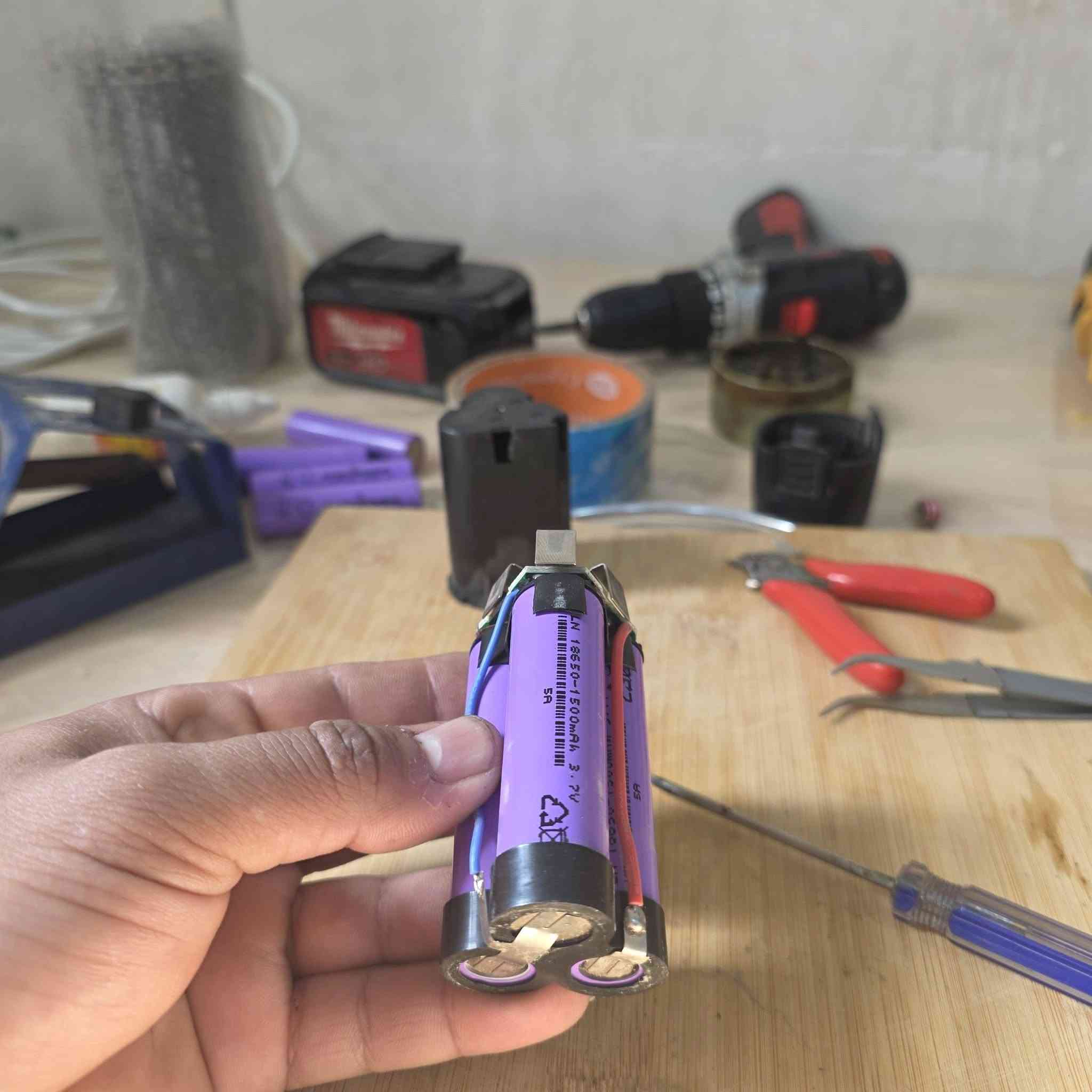 السلام عليكم. من رخصه الادمن  تم تبديل خلايا بطاريه دريل بارك سايد  ١٢ فولت  ١٥٠٠ ملي   ببطاريات الوطني.  ونطه اداء كلش راقي 
 للاستفسار مراسله الصفحه او مراسله الواتس اب  وعمل كافه البطاريات  ولادريلات الشحن ولبور بنك  
***********
