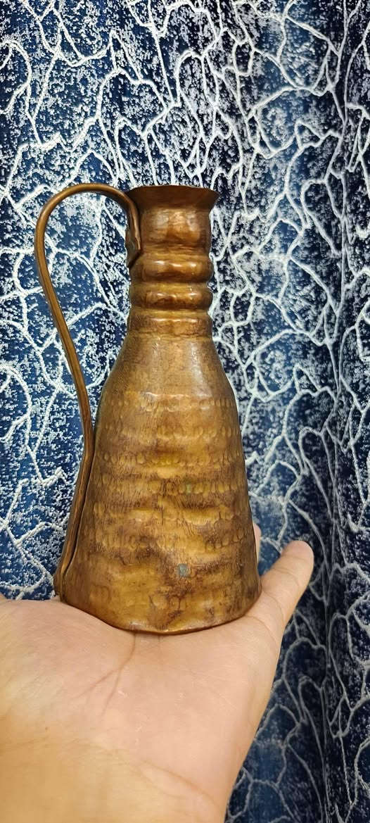 مساكم الله بالخير والبركه 🇮🇶🕊️🇮🇶 أسفين على الانقطاع بسبب الحاله المرضيه اخوتي  نعرض عليكم ....مشربه بغداديه قديمه قياس 17سنتم نظافه تامه للاستفسار خاص او الاتصال على الرقم التالي ***********اخوكم كرار الشيخ
